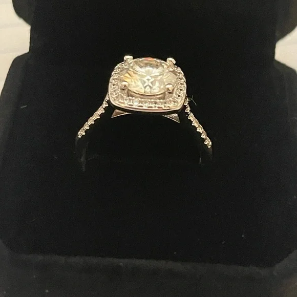 Brand new 2 carat Moissanite Sterling silver ring Size 7 - Picture 4 of 7